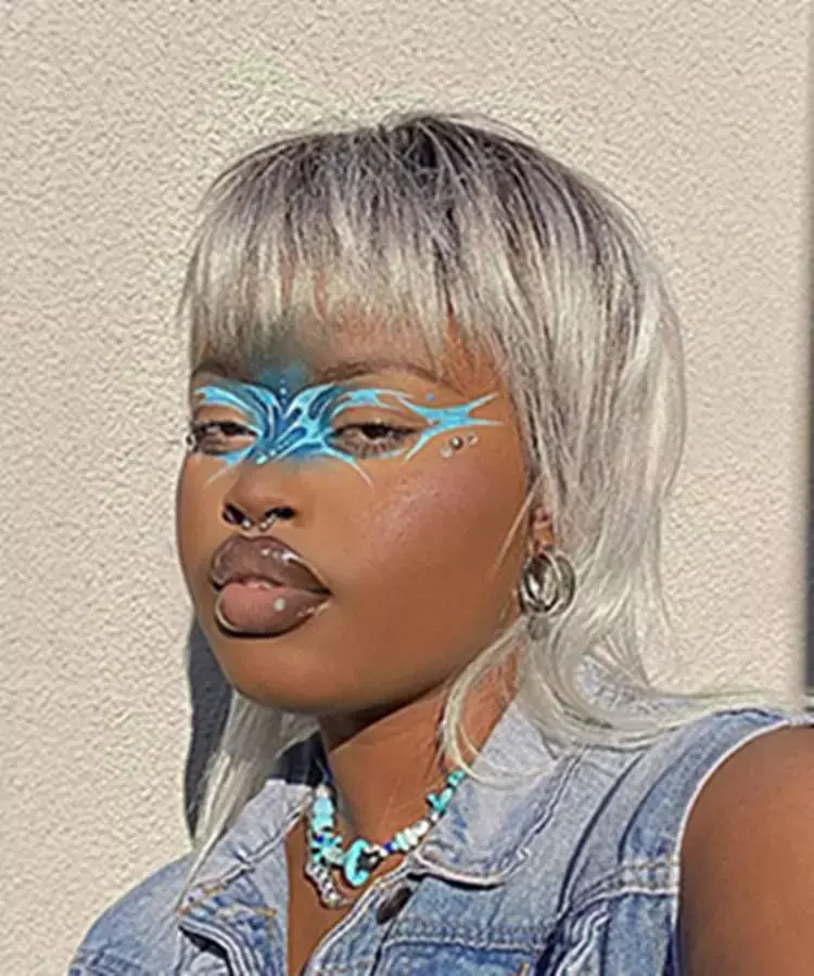 Mulher corte de cabelo mullet platinado alisado