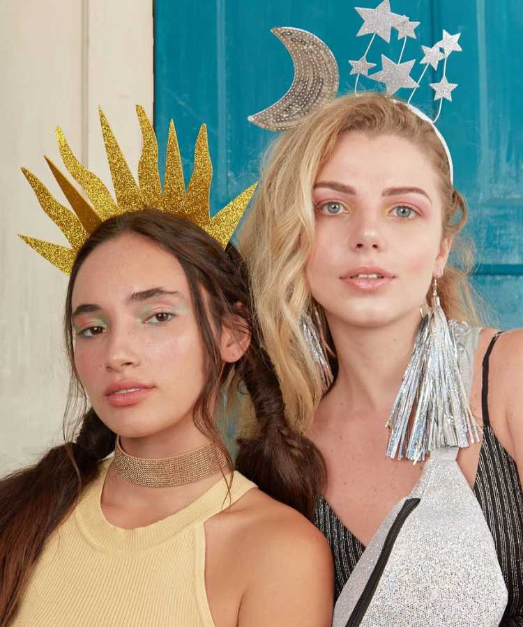 Jovens com tiara de sol e lua para o Carnaval.