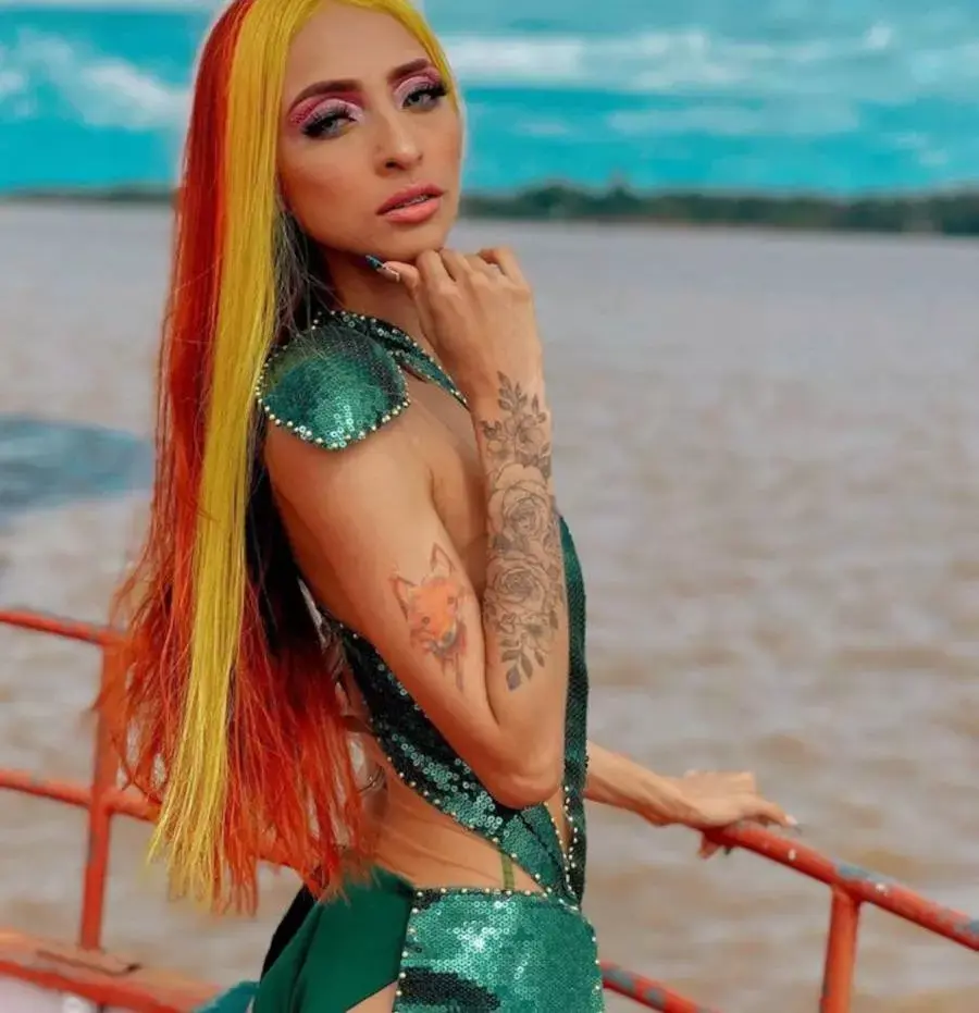 Foto de Ruivinha de Marte e suas tatuagens no braço