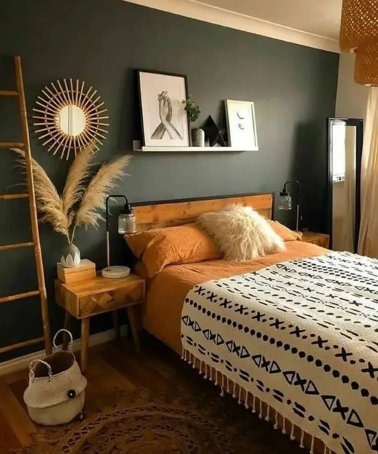 Quarto de casal com espelho retangular no canto da parede. Cores predominantes: cinza-escuro, terra, branco, preto e madeira