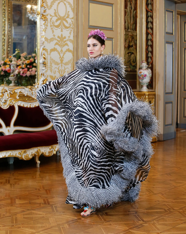 Caftan de zebra trabalhado com plumas nas extremidades - d&g Caftan de zebra trabalhado com plumas nas extremidades - d&g