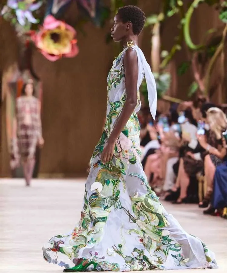 Modelo em desfile da Chanel durante a Semana de Alta-Costura Outono Inverno 2026 2027