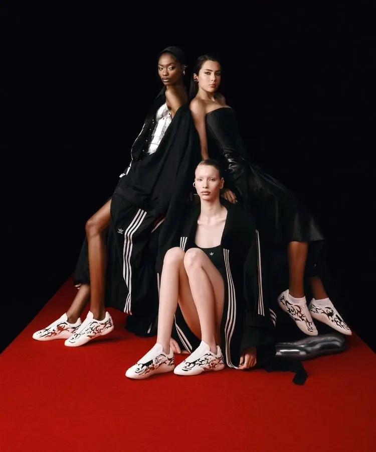 Modelos usando tênis Taekwondo Mei W, da collab entre adidas e Artemisi