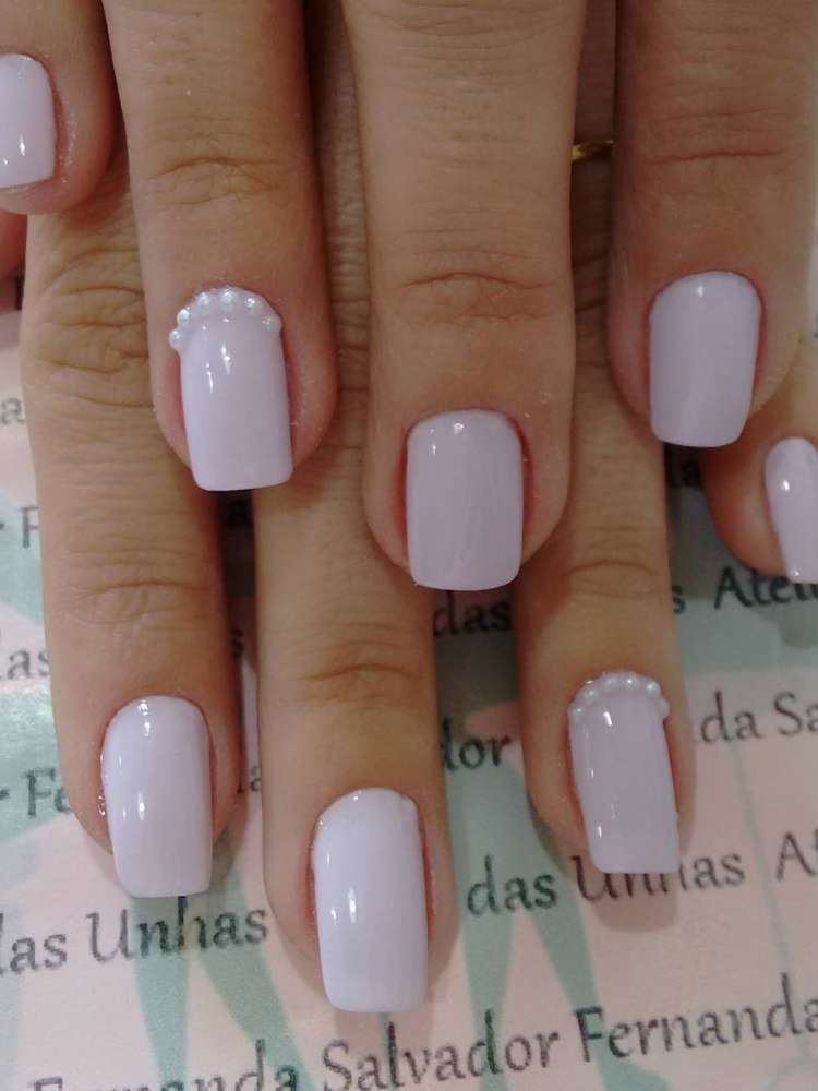 Opção de unhas com pérolas
