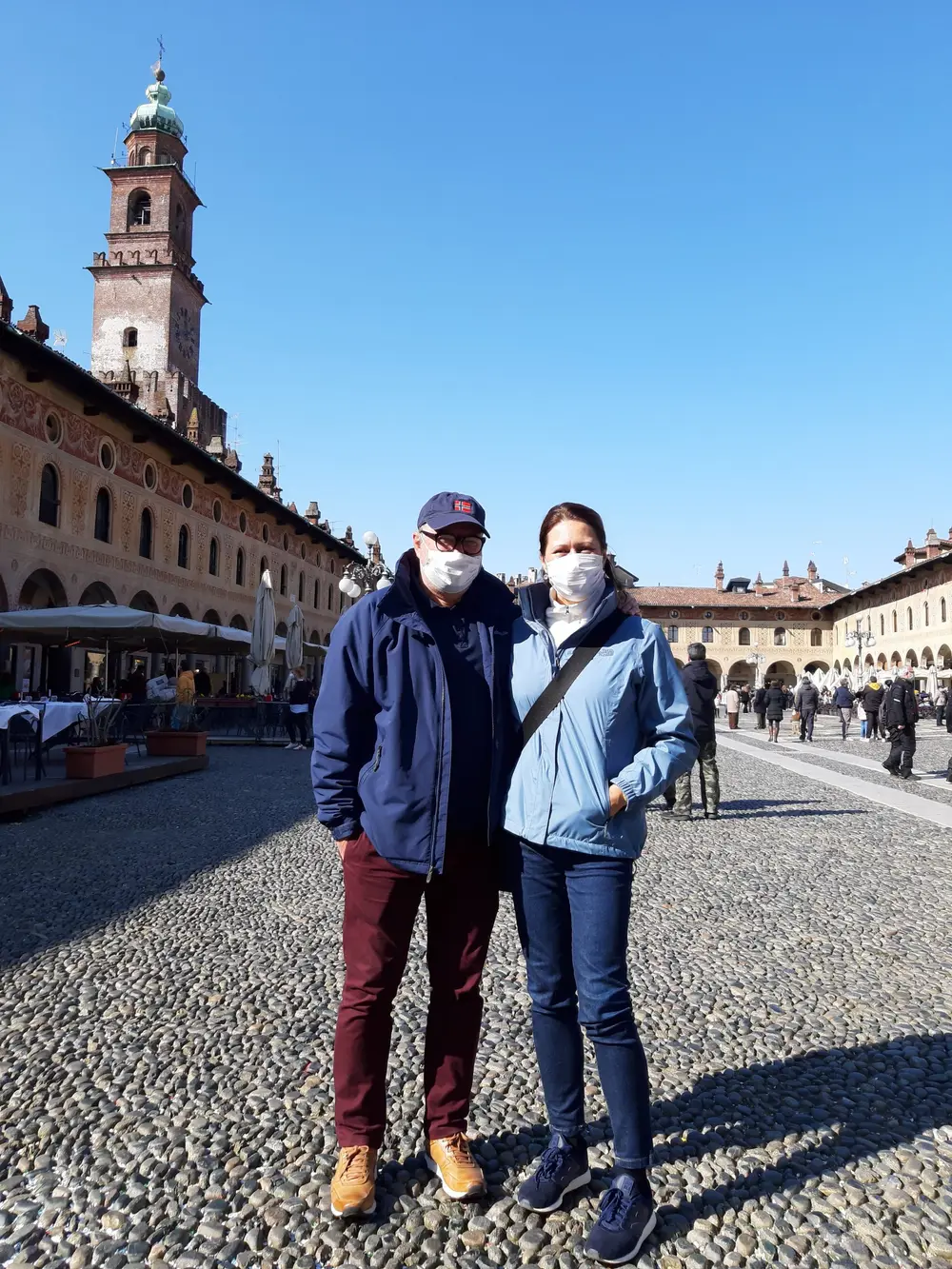 Alessandra e Ettore na Piazza Ducale de Vigevano