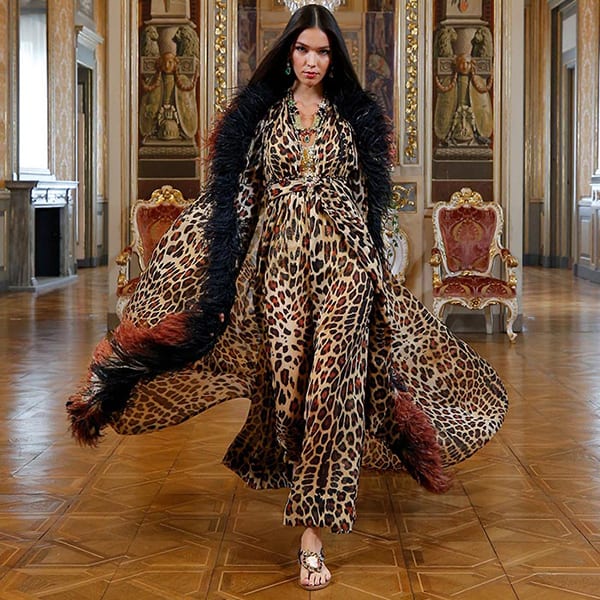 Modelo com macacão e kimono de onça esvoaçante - Desfile D&G em primeira mão, Modelo com macacão e kimono de onça esvoaçante