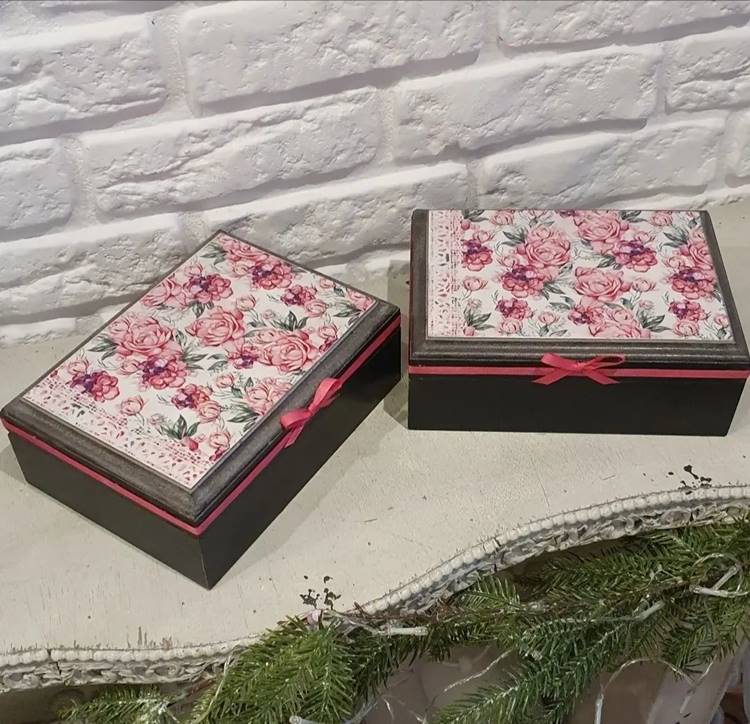 Presentes para o Dia das Mães: caixinha de joias decoupage sob superfície com decoração de plantas e pisca-pisca.