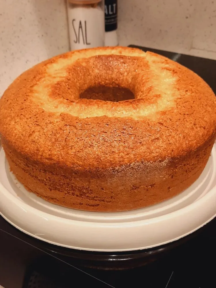 Bolo redondo com furo de fubá