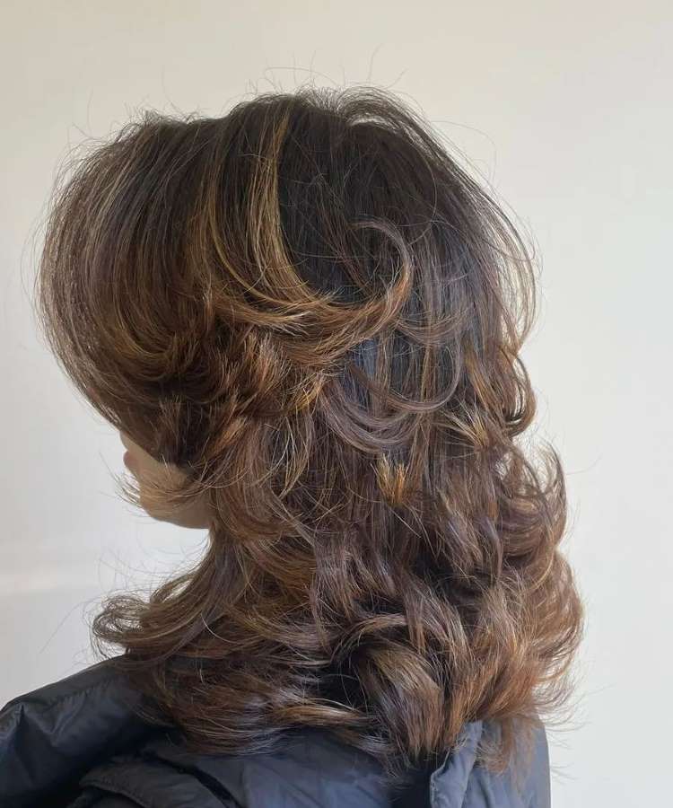 Corte repicado médio liso escovado cor castanho com luzes e franja lateral