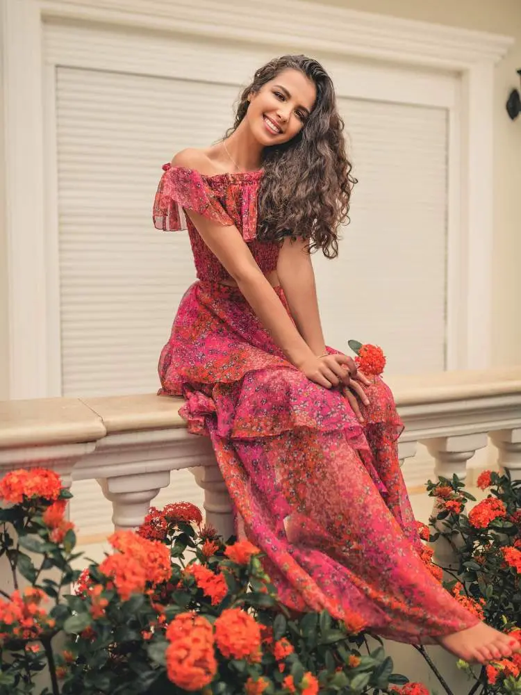 Mulher exibe conjunto floral como sugestão de roupa para ano novo na praia
