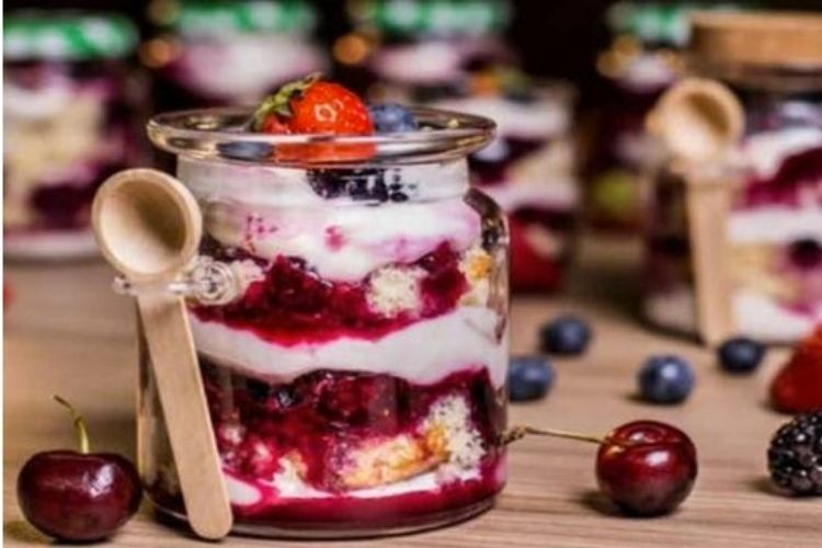 Bolo de pote para dar de presente no Natal Foto de bolo de pote em vasilha de vidro, com morango, mirtilo e cereja