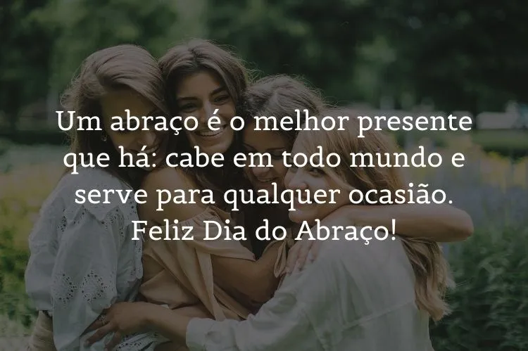 Foto de mulheres se abraçando e frase: Um abraço é o melhor presente que há: cabe em todo mundo e serve para qualquer ocasião. 