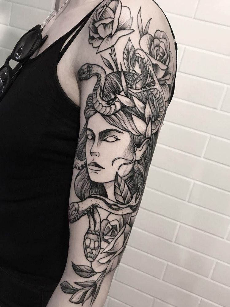 Tatuagem da medusa no braço. 