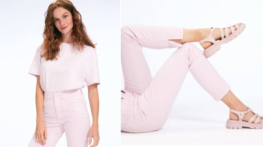 Montagem de duas imagens:  a primeira com uma mulher ruiva com roupa rosa composta por camiseta e calça jeans e a segunda com as pernas da mulher deitadas, calçando uma sandália Fisherman rosa