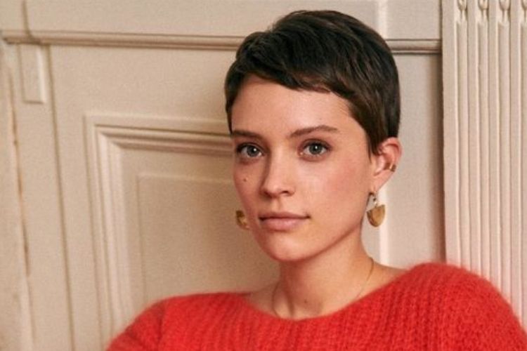 Mulher com Pixie Cut cabelo curto