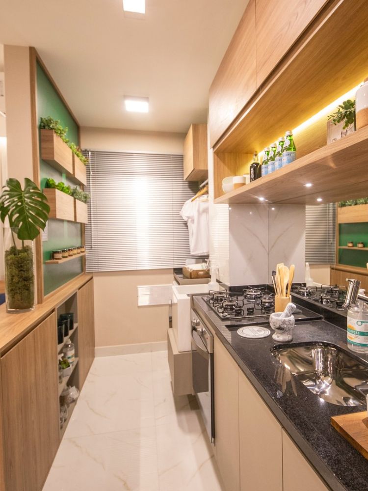 Cozinha em madeira e verde com parede com prateleiras com horta