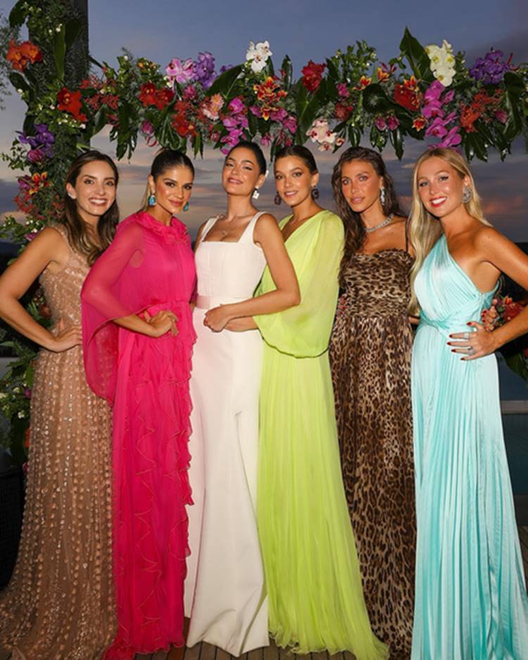 Foto da noiva com suas convidadas.