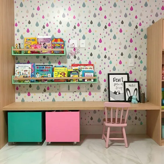 Livros organizados em prateleiras.