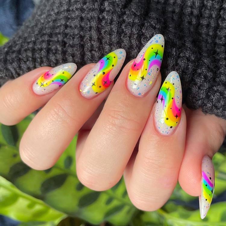 Unha para Carnaval com fundo branco + glitter + arco-íris colorido + estrelas e bolinhas pretas