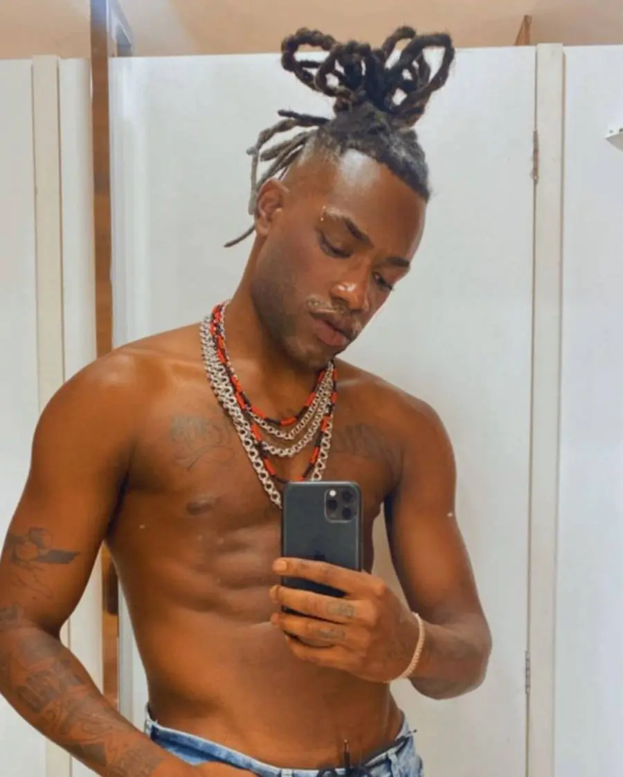 Foto no espelho de Pelé Milflows enquanto mostra suas tatuagens