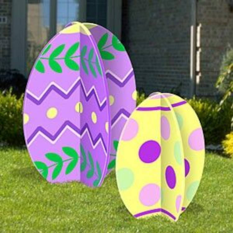Ovos gigantes no jardim.