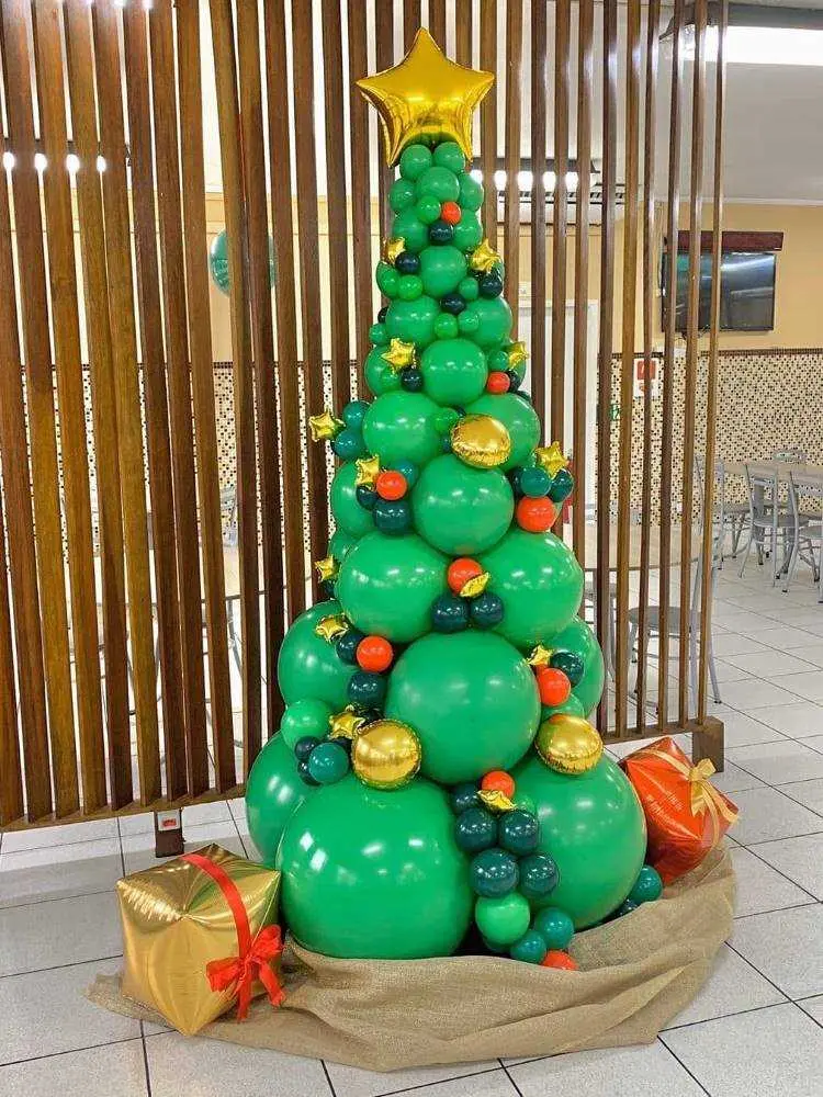 Árvore de Natal feota com bexigas. 