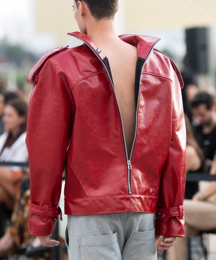 Jaqueta de couro vermelho usada ao contrário por modelo