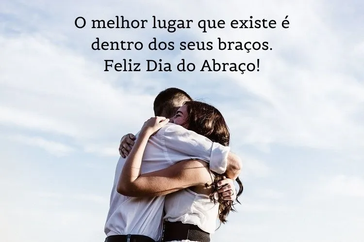 Foto de homem e mulher se abraçando e frase: O melhor lugar que existe é dentro dos seus braços.