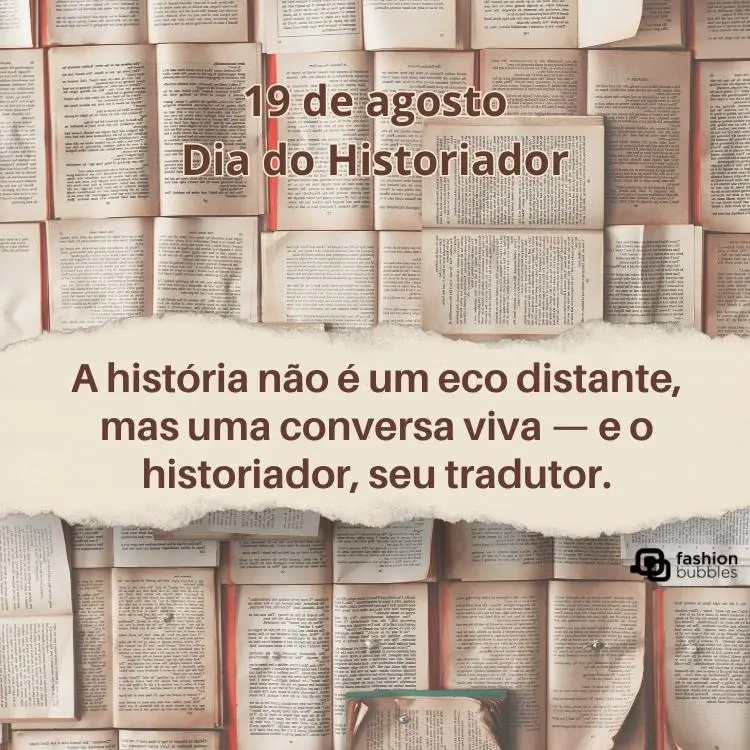 Foto de livros com papel antigo ao centro contendo a frase: A história não é um eco distante, mas uma conversa viva — e o historiador, seu tradutor.