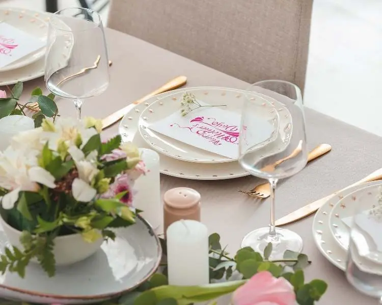 Foto mesa de brunch de Dia das Mães decorada.