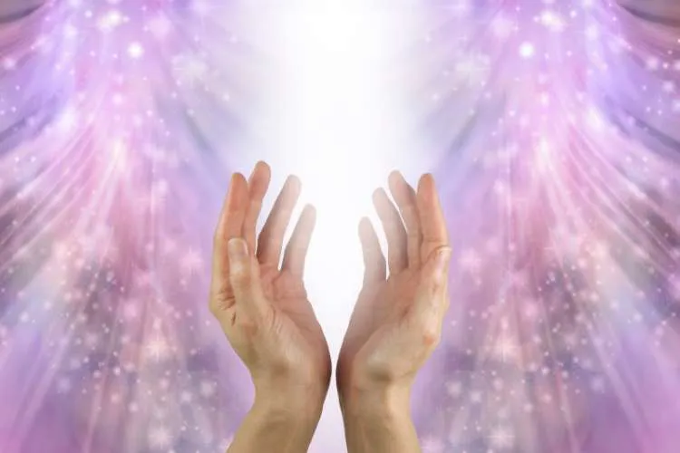 Mãos em prece para salmo de proteção