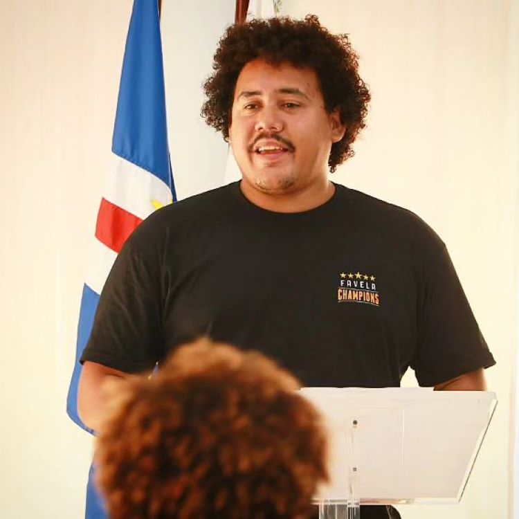 Lucas Henrique de blusa preta em um púlpito