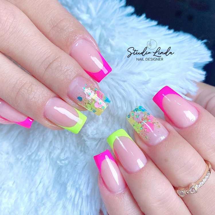 Unhas neon decoradas para o Carnaval.