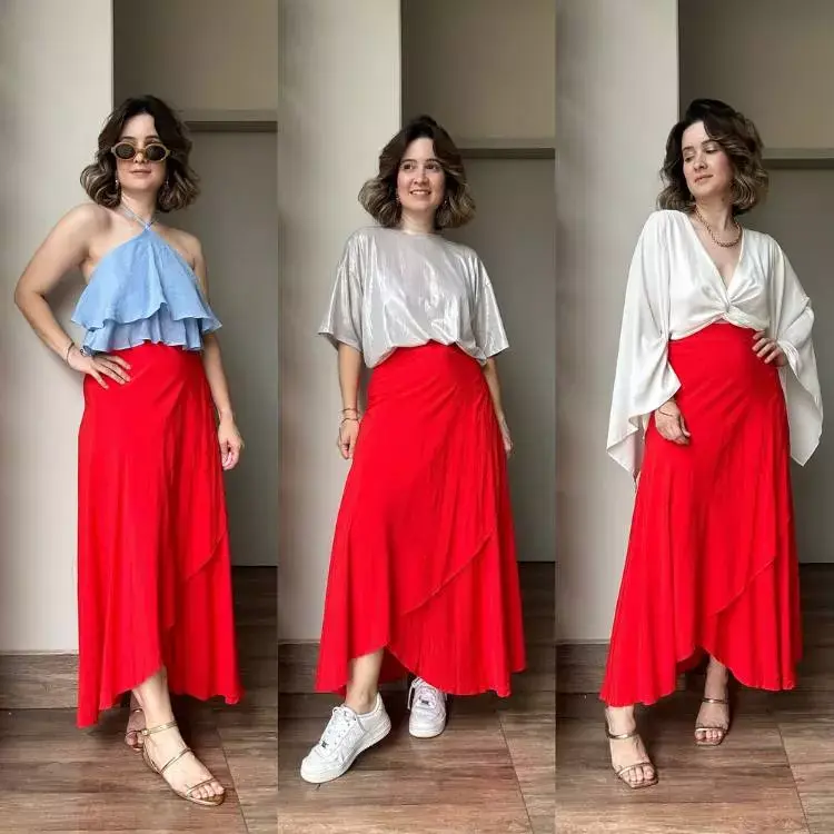 Mulher de pele clara usando a mesma saia midi vermelha com três blusas diferentes: uma azul, outra prata e por último uma branca.