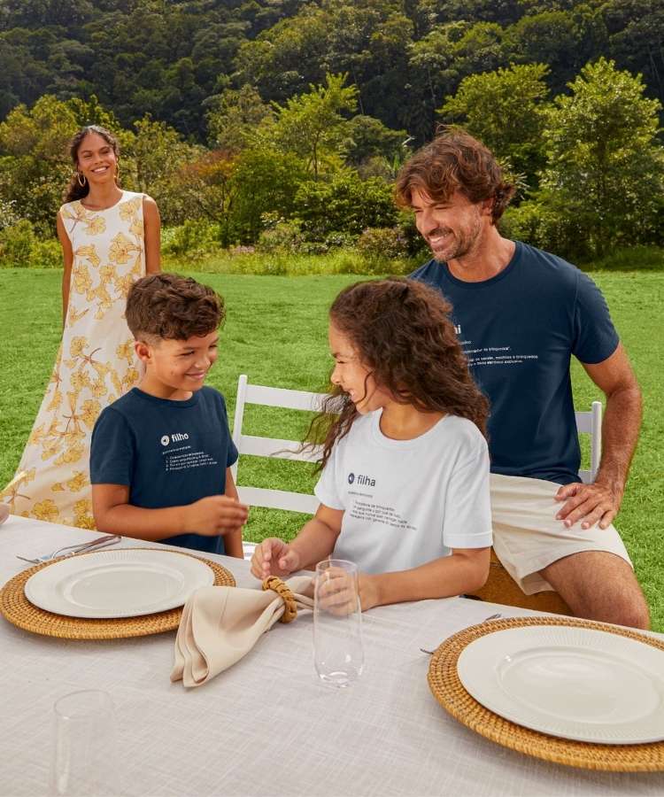 Foto de família usando camisetas da coleção de Dia dos Pais da Hering