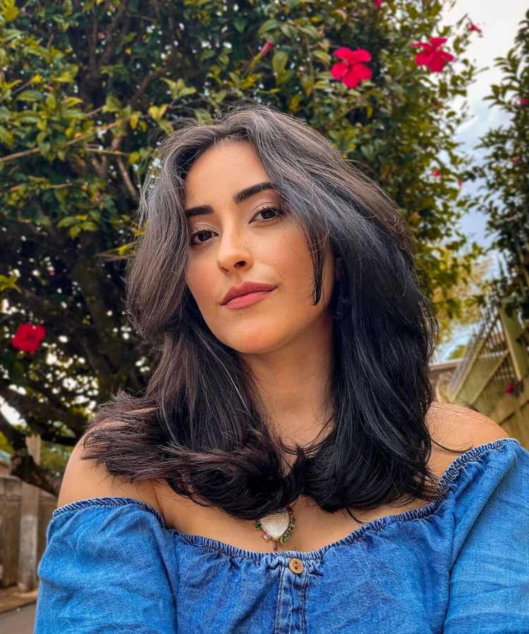 Cabelo com franja curtains bangs e camadas.