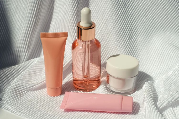 produtos de skincare: limpador facial, sérum, hidratante e protetor solar