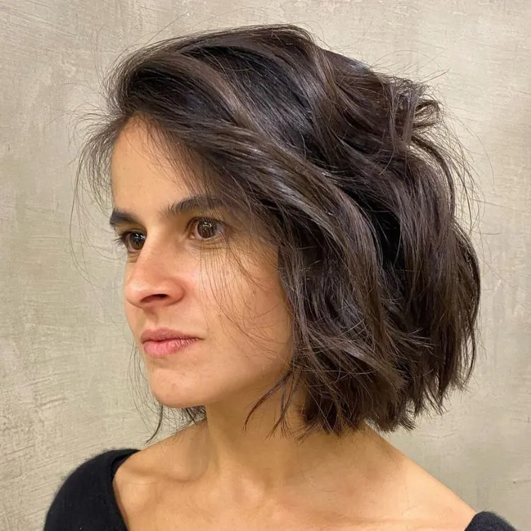 Mulher de pele clara com cabelo chanel para o lado