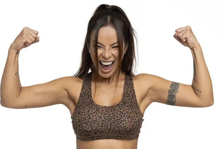 Carol Nakamura fazendo pose que demonstra força