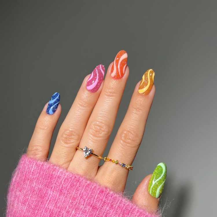 Unhas decoradas com glitter.