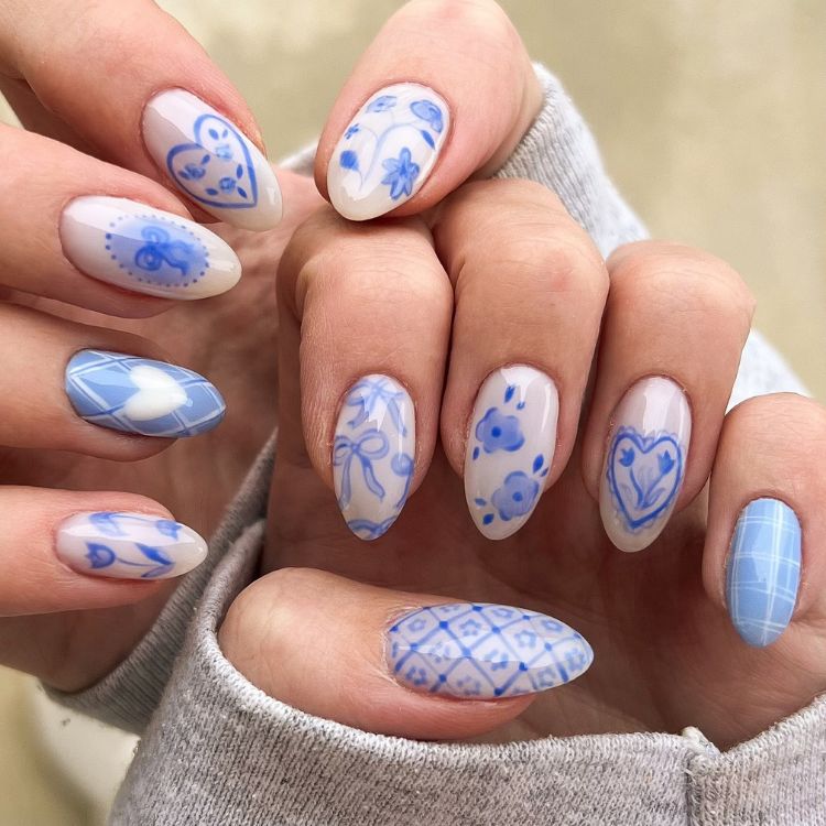 Mãos com unha arredondadas imitando azulejo