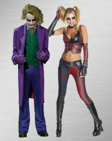 Foto de mulher fantasiada de Arlequina e de homem fantasiado de Coringa