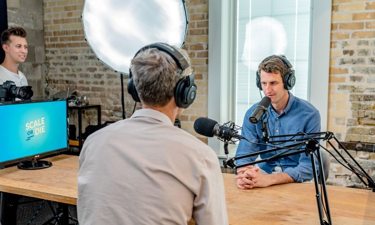 Imagem da uma entrevista em podcast.