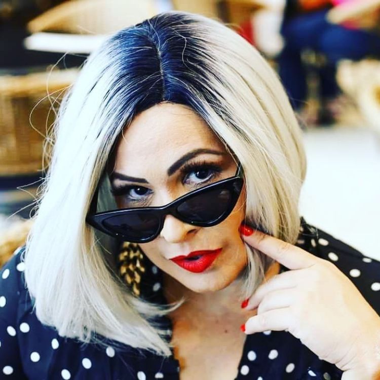 Mulher de pele clara usandocamisa preta e branca e cabelo chanel 