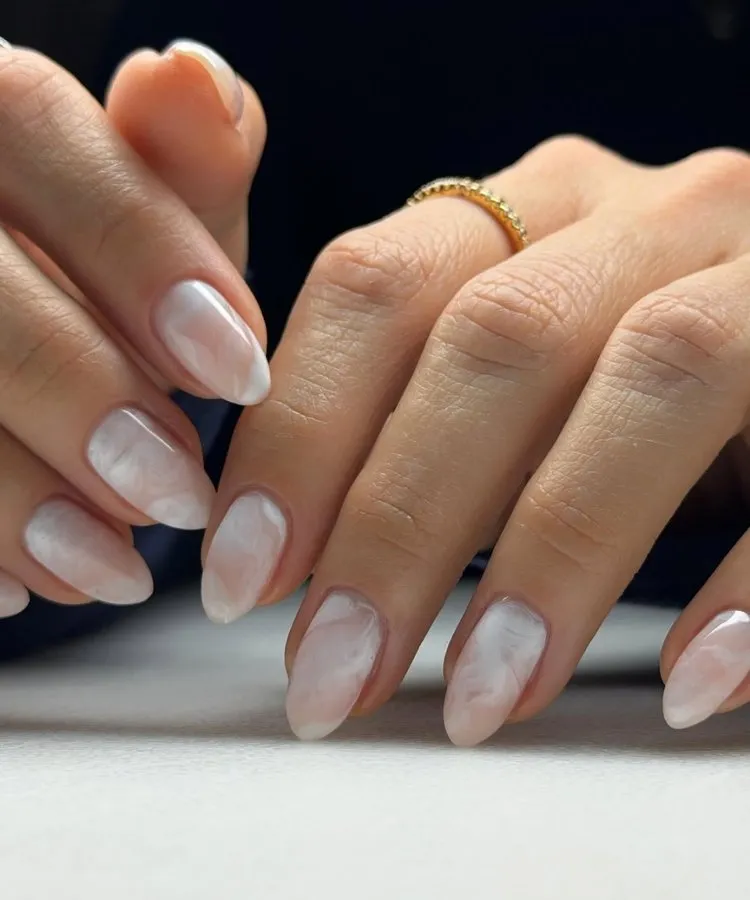 Foto de unhas pintadas com esmalte Cloud Dancer, uma das tendências de unhas para 2026