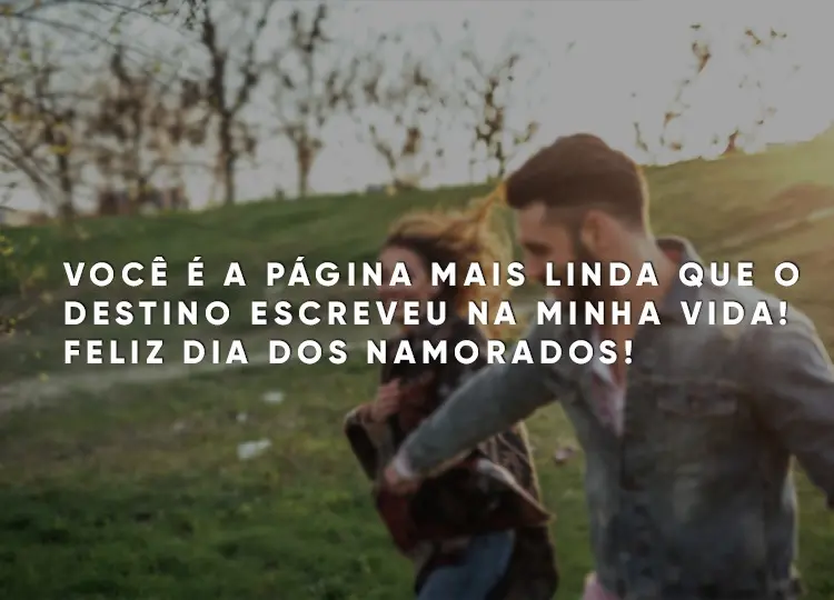 Foto de homem e mulher correndo em campo com frase "Você é a página mais linda que o destino escreveu na minha vida! Feliz Dia dos Namorados!"
