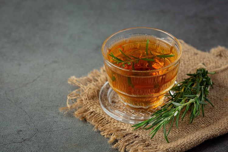 Foto de copo de vidro com infusão de erva
