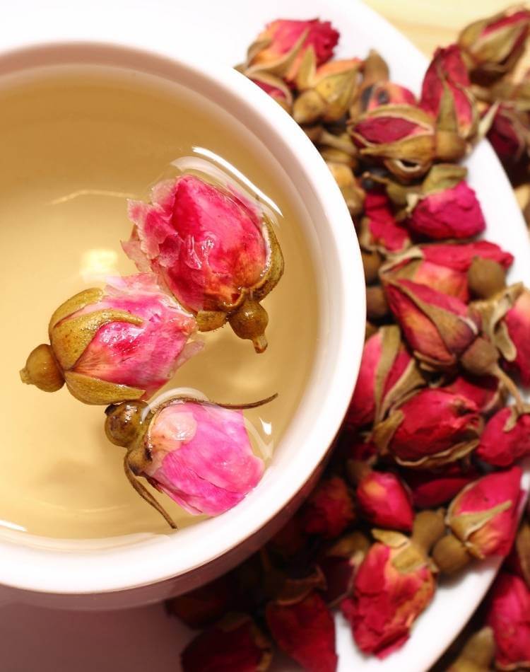 Um dos chás para depressão é o de rosas.