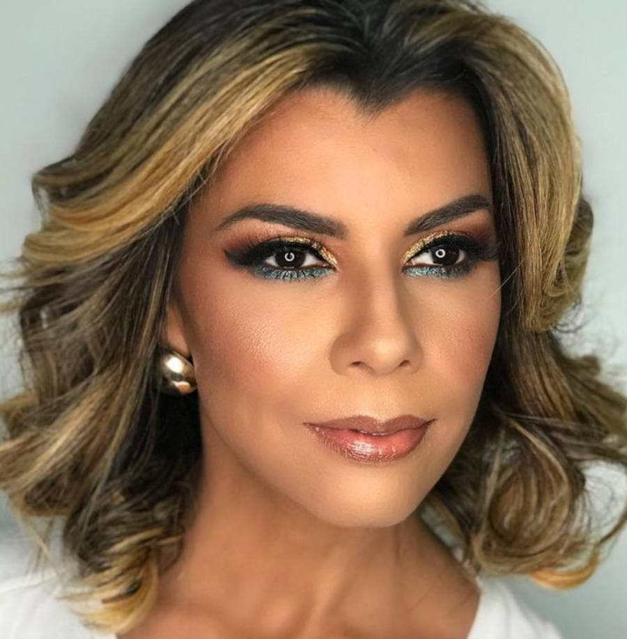 Foto de senhora com make discreta para a copa