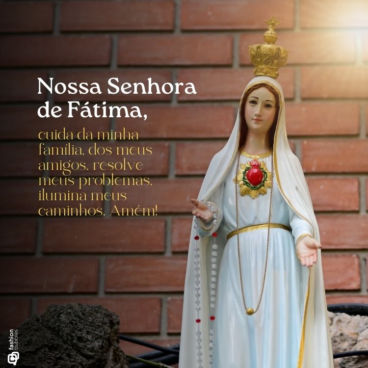 Imagem de Nossa Senhora de Fátima com manto branco, coroa dourada e coração flamejante. Cenário com fundo de tijolos e luz suave. Texto ao lado: "Nossa Senhora de Fátima, cuida da minha família, amigos e caminhos. Amém!"





